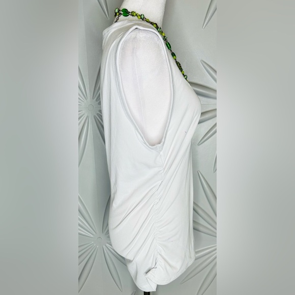 Faded Rose NWT SZ 1X white ribbed scoop neck shell with/ruching on both sides. - Picture 2 of 4